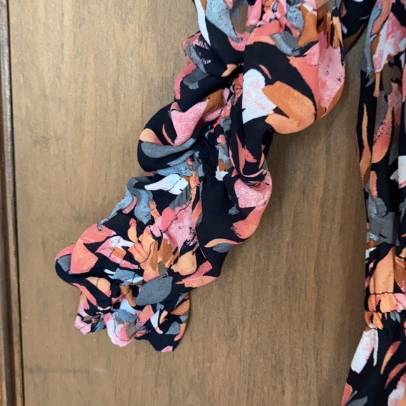 Zac & Rachel rouched sleeve floral top size PL - Picture 6 of 17